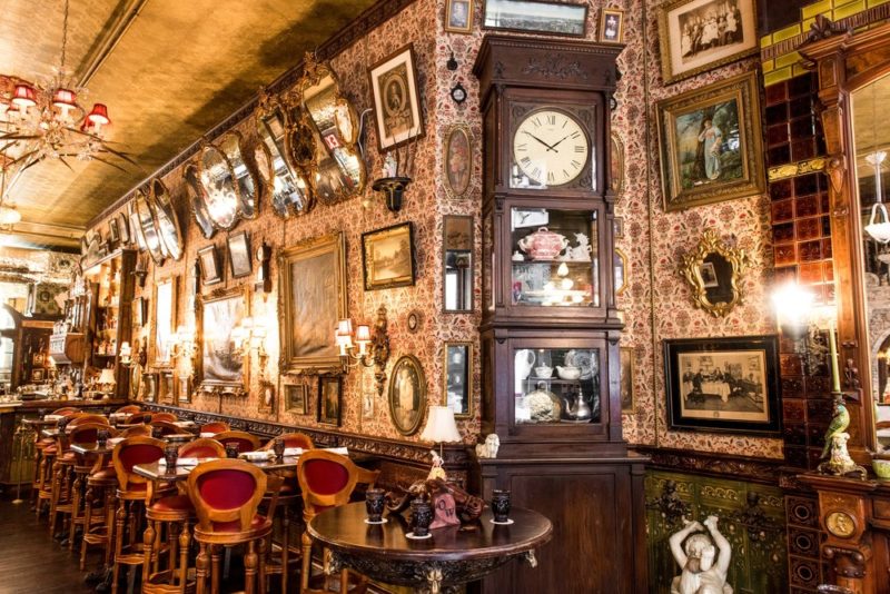 Un angolo dell'Oscar Wilde Bar a New York