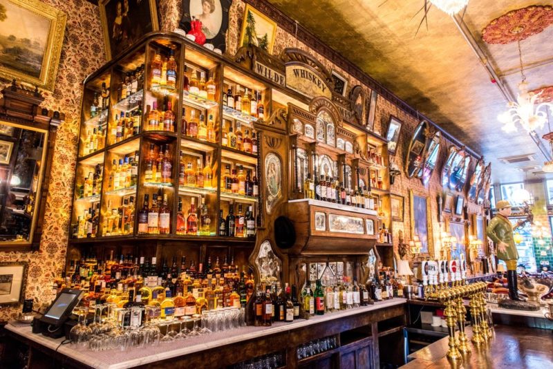 Il whisky wall dell'Oscar Wilde Bar di New York